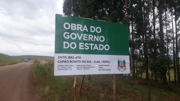 Imagem mostra placa contendo as informações da obra