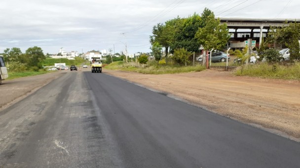 Imagem mostra máquina realizando a compactação do asfalto