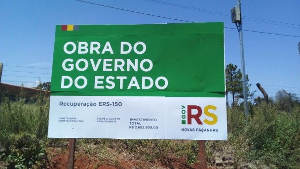 Imagem mostra placa contendo as informações da obra