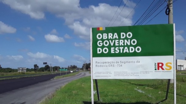 Imagem mostra placa contendo as informações da obra