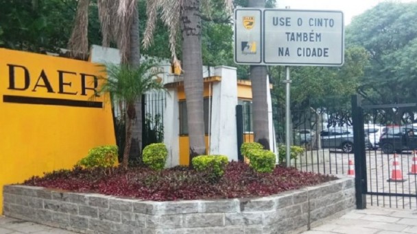 imagem mostra entrada do estacionamento do edifício-sede do Daer