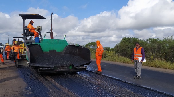 Imagem mostra máquina realizando aplicação do asfalto