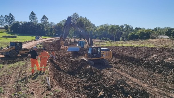 Imagem mostra máquinas durante as escavações no terreno