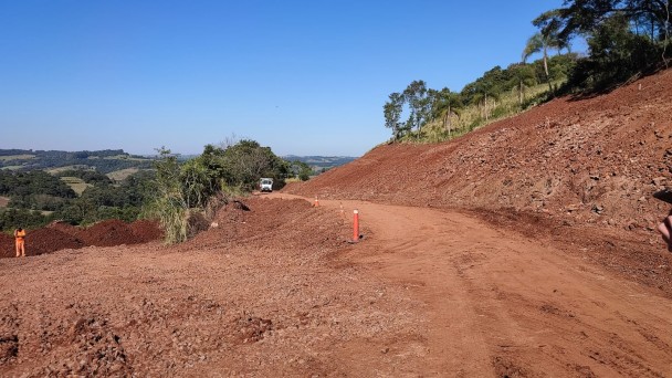 Imagem mostra caminhão trafegando por estrada de terra