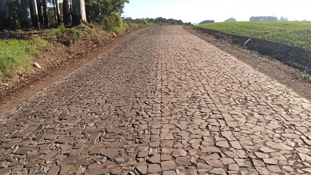 Imagem mostra estrada de terra