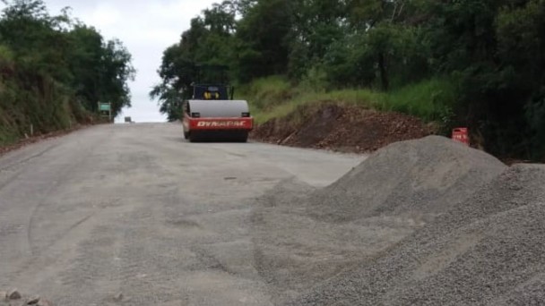 Imagem mostra máquina realizando a compactação do novo asfalto