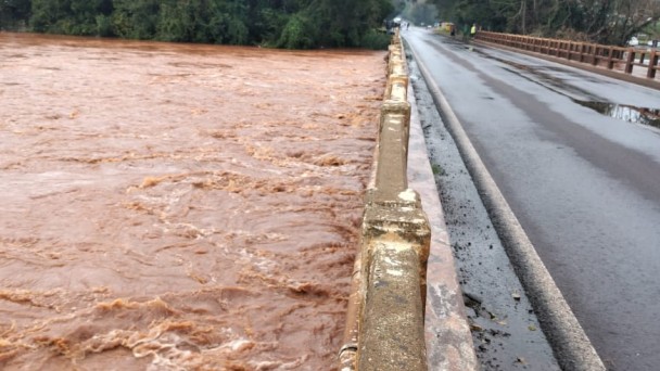 Imagem mostra ponte quase encoberta pela água 