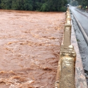 Imagem mostra ponte quase encoberta pela água 