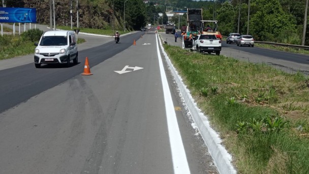 Imagem mostra veículos transitando pela rodovia