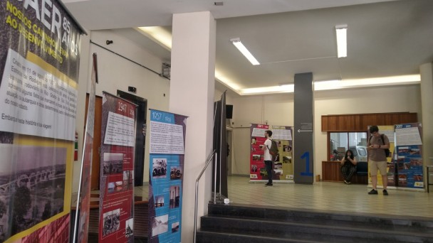 Exposição Daer 85 anos instalada no saguão da Escola de Engenharia da UFRGS