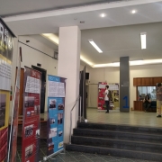 Exposição Daer 85 anos instalada no saguão da Escola de Engenharia  da UFRGS