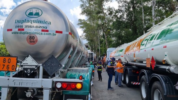 Agentes fiscalização caminhões