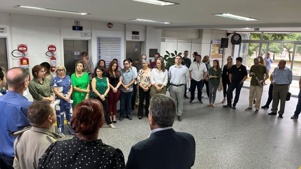 Autoridades, diretores e servidores se reuniram no saguão de entrada do edifício sede