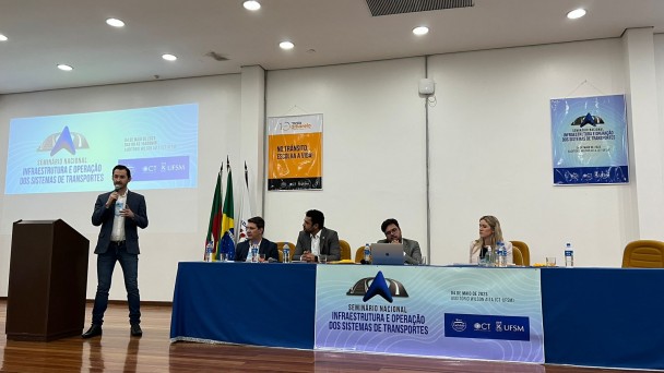 Diretor-geral Luciano Faustino falando em palestra na UFSM 