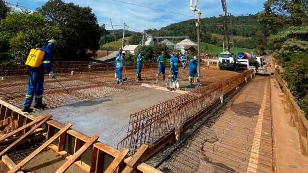 Obras de duplicação da ponte sobre o Arroio Napoleão.