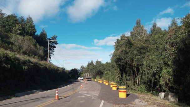 A foto mostra a rodovia VRS-826 com a pista liberada.