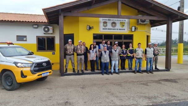 A foto mostra os fiscais em frente ao grupamento rodoviário.