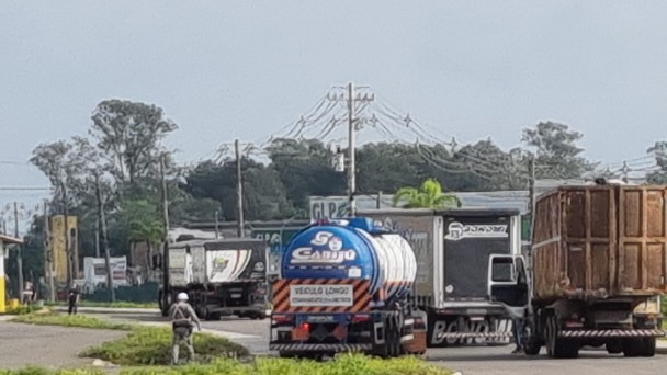 A foto mostra vários caminhões reunidos.