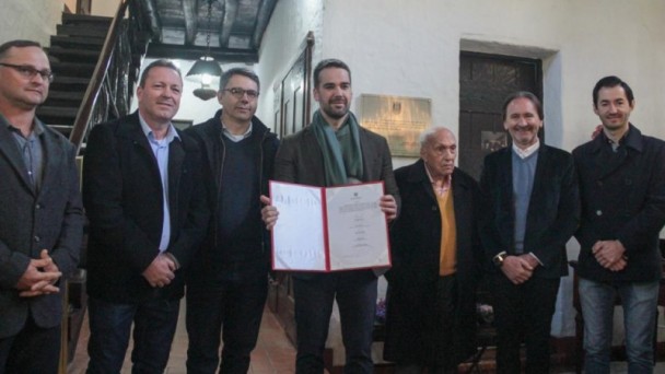 A foto mostra o governador Eduardo Leite com um documento na mão referente as assinaturas de ordem de início das duas obras. Ao lado dele, estão autoridades.
