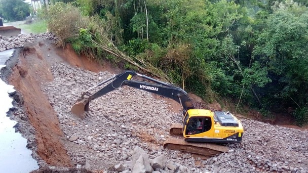 Novo deslizamento bloqueia totalmente ERS-452, na Serra