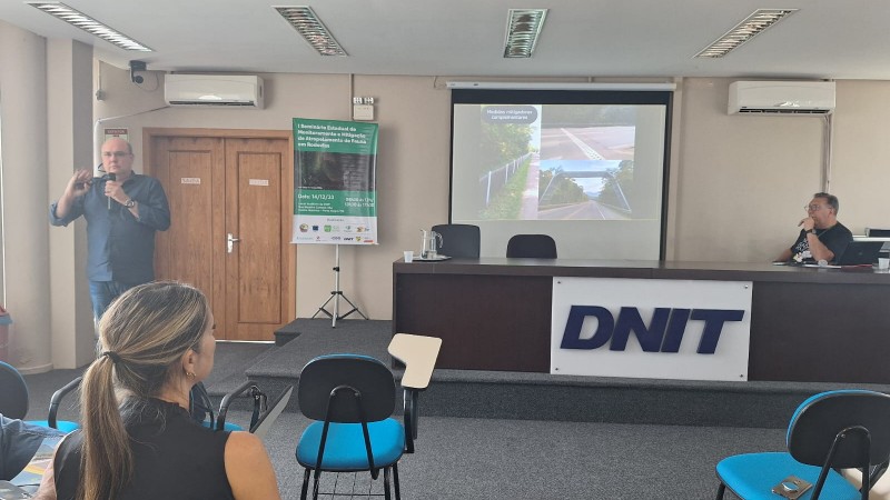 Biólogo Adriano Sousa da Cunha apresentando resultados dos estudos de monitoramento de fauna.