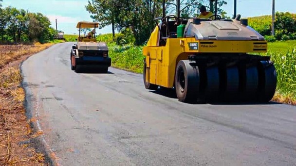 máquinas trabalham na pista