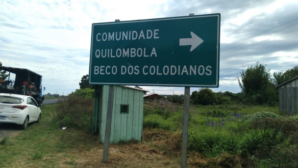 Placa com o nome da Comunidade Quilombola Beco dos Colodianos, em Mostardas.