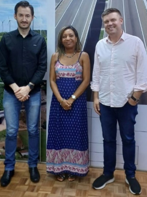 Luciano Faustino, diretor-geral do Daer, e engenheira Eliane dos Santos recebem prefeito Paulino Salerno (esq.)