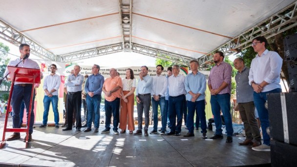 Imagem da cerimônia de assinatura de início da obra do acesso asfáltico entre Alegria e Inhacorá, na ERS-520, com a presença do governador Eduardo Leite e demais autoridades.