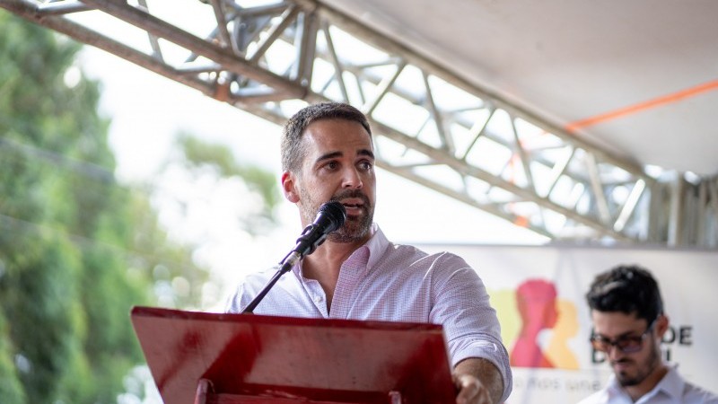 Foto do governador Eduardo Leite discursando ao microfone.