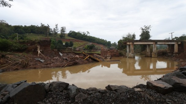 Imagem mostra pilares de ponte destruída sobre o Arroio Carvalho