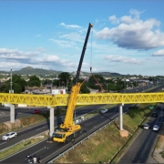Guindaste ergue a estrutura da passarela na ERS-118, em Sapucaia do Sul.