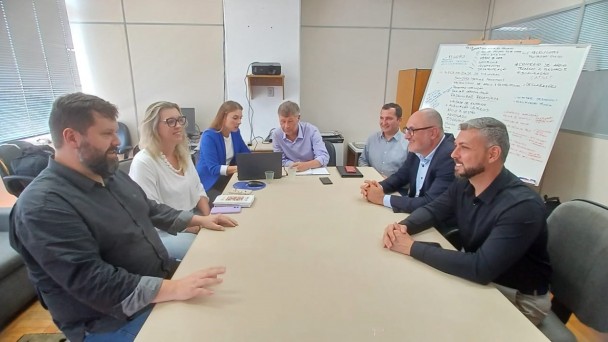 Pessoas reunidas em torno de uma mesa