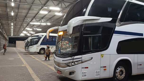 Ônibus estacionados em rodoviária