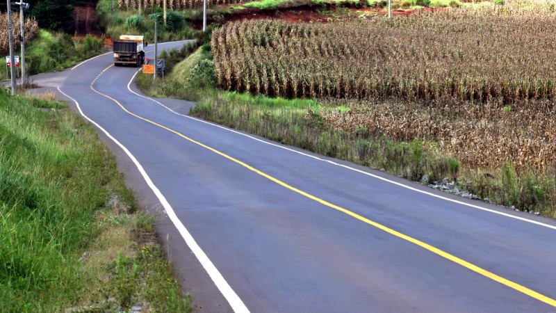 A foto mostra um trecho pavimentado da ERS-373, entre Gramado e Santa Maria do Herval.