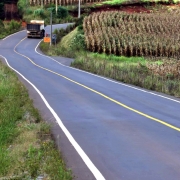 A foto mostra um trecho pavimentado da ERS-373, entre Gramado e Santa Maria do Herval.