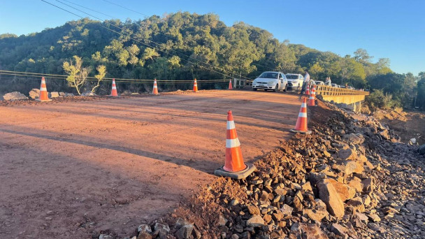 A foto mostra carros passando por uma ponte na VRS-805, em Toropi.