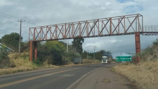 A foto mostra a passarela para pedestres na ERS-342, em Cruz Alta