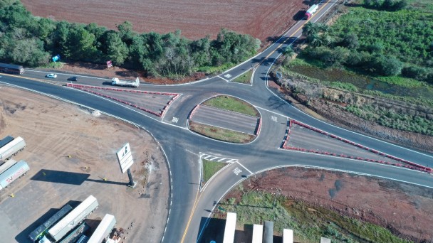 A foto mostra uma imagem aérea do trevo de acesso ao distrito de Buriti, na ERS-344, em Santo Ângelo.