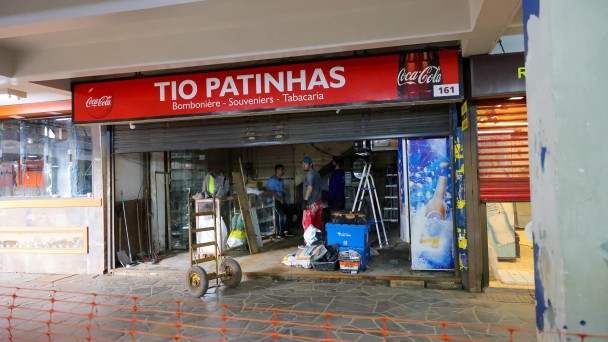 A foto mostra uma lanchonete da rodoviária de Porto Alegre em reformas.