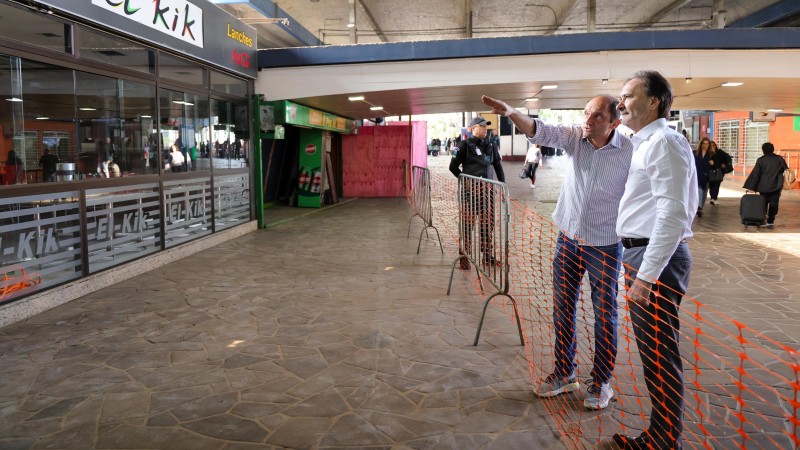 A foto mostra o secretário de Logística e Transportes do Rio Grande do Sul, Juvir Costella, acompanhando as reformas nas lojas da rodoviária de Porto Alegre