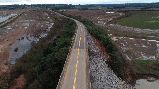 A foto mostra uma imagem aérea de uma rodovia recuperada pela enchente