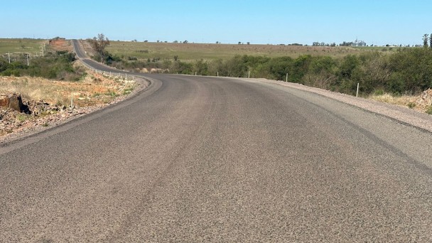 A foto mostra o trecho já pavimentado da ERS-566, entre Alegrete e Maçambará