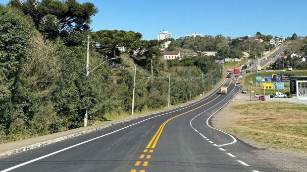 A foto mostra a Rodovia dos Romeiros, em Farroupilha, com asfalto e sinalização renovados.