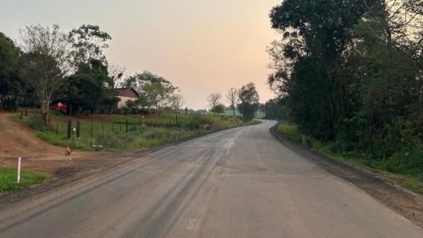 A foto mostra um trecho da ERS-305 com camada de pavimento.