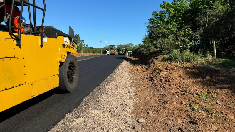 A foto mostra obras de pavimentação na ERS-324, entre Planalto e Iraí.