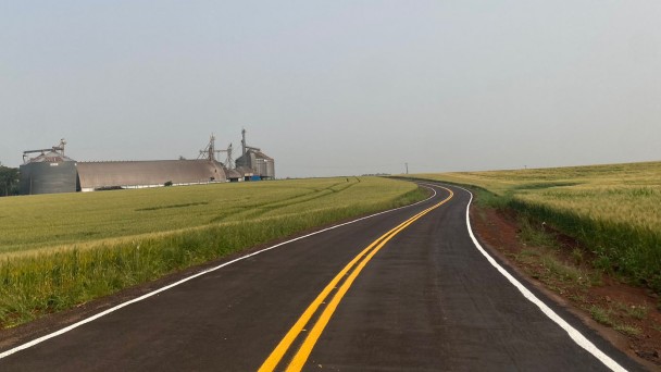 A foto mostra a rodovia VRS-837 em condições renovadas de pavimento e pintura.