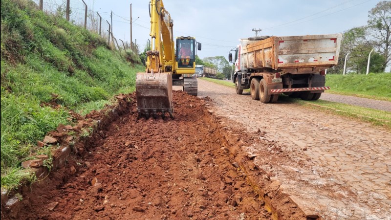 A foto mostra máquinas atuando na obra de recuperação asfáltica da ERS-551, na retirada do calçamento de pedras.