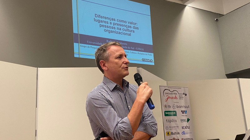 Professor de comunicação da UFRGS Rudimar Baldissera apresenta durante o evento