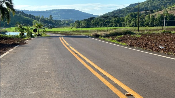 A foto mostra o acesso pavimentado a Barra do Rio Azul.